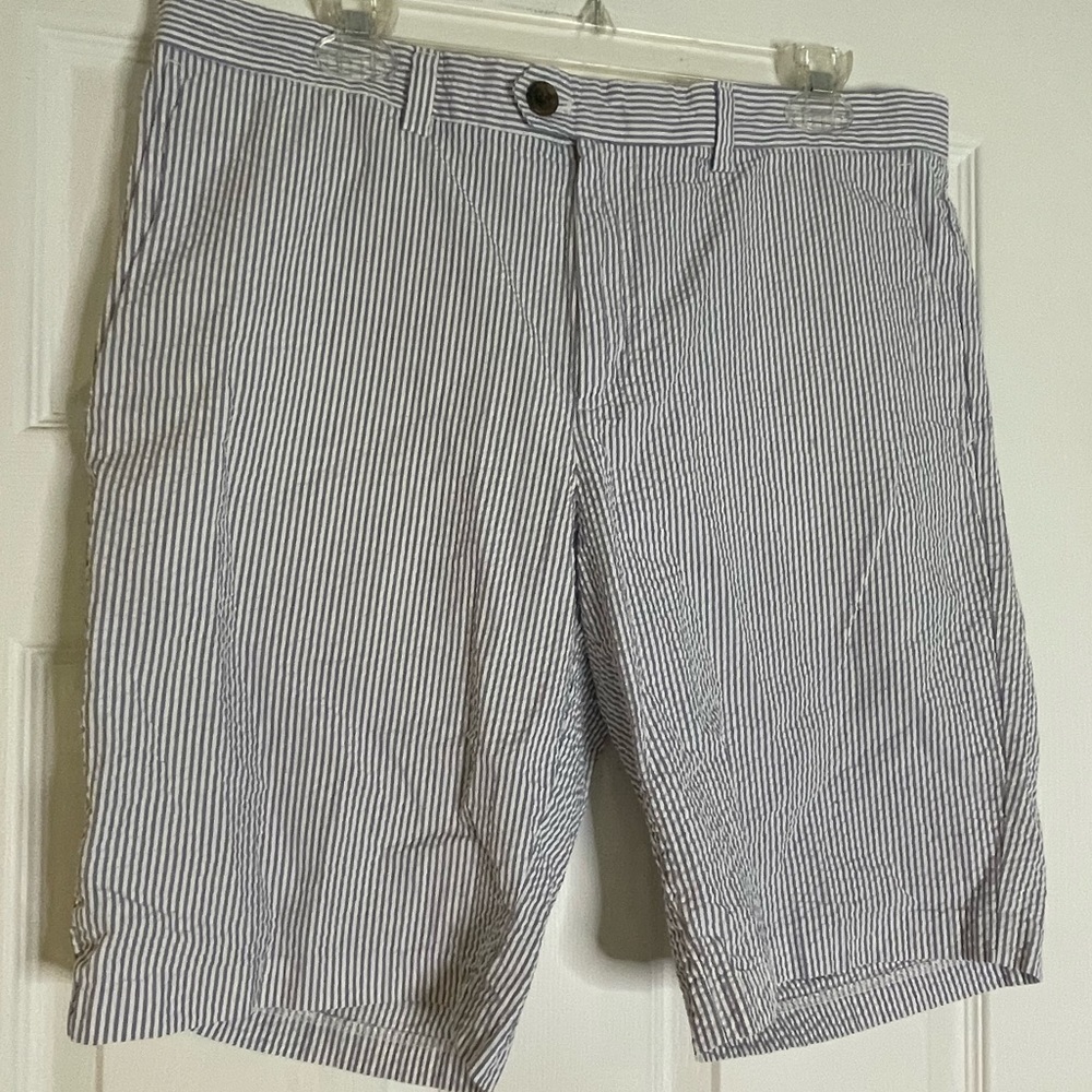 BANANA REPUBLIC AIDEN SHORTS IN SEERSUCKER BLUE/WHITE PINSTRIPE